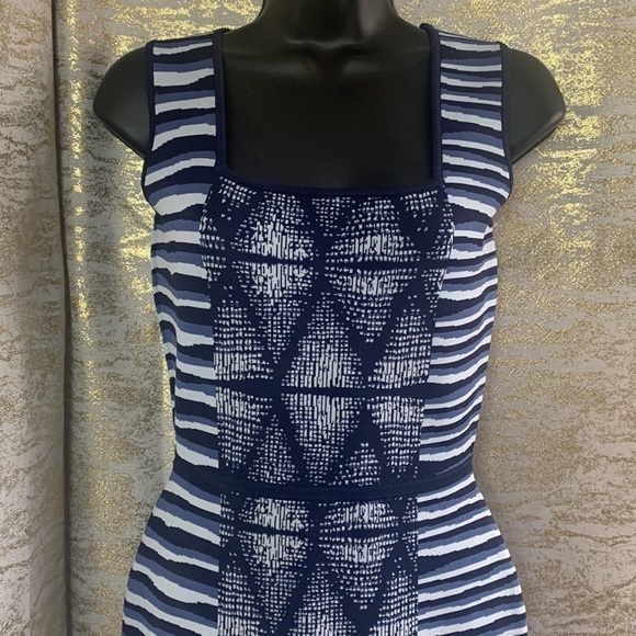 BCBG Maxazria Blue/White Ribbed Knit Hailey Shibori Dress Size M - Picture 6 of 15